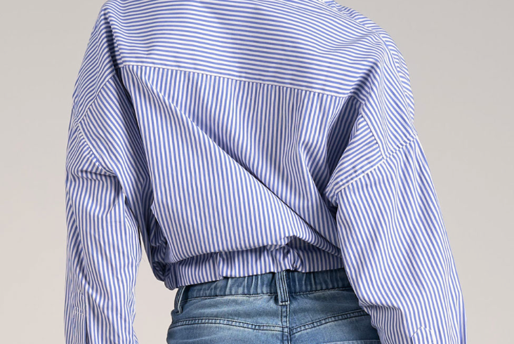 Get ready to turn heads in the Vizcaya Top! This playful button down top features a stylish blue and white stripe design, complete with a classic collar. With an elastic waist and cute tie detail, this top offers both comfort and style. 