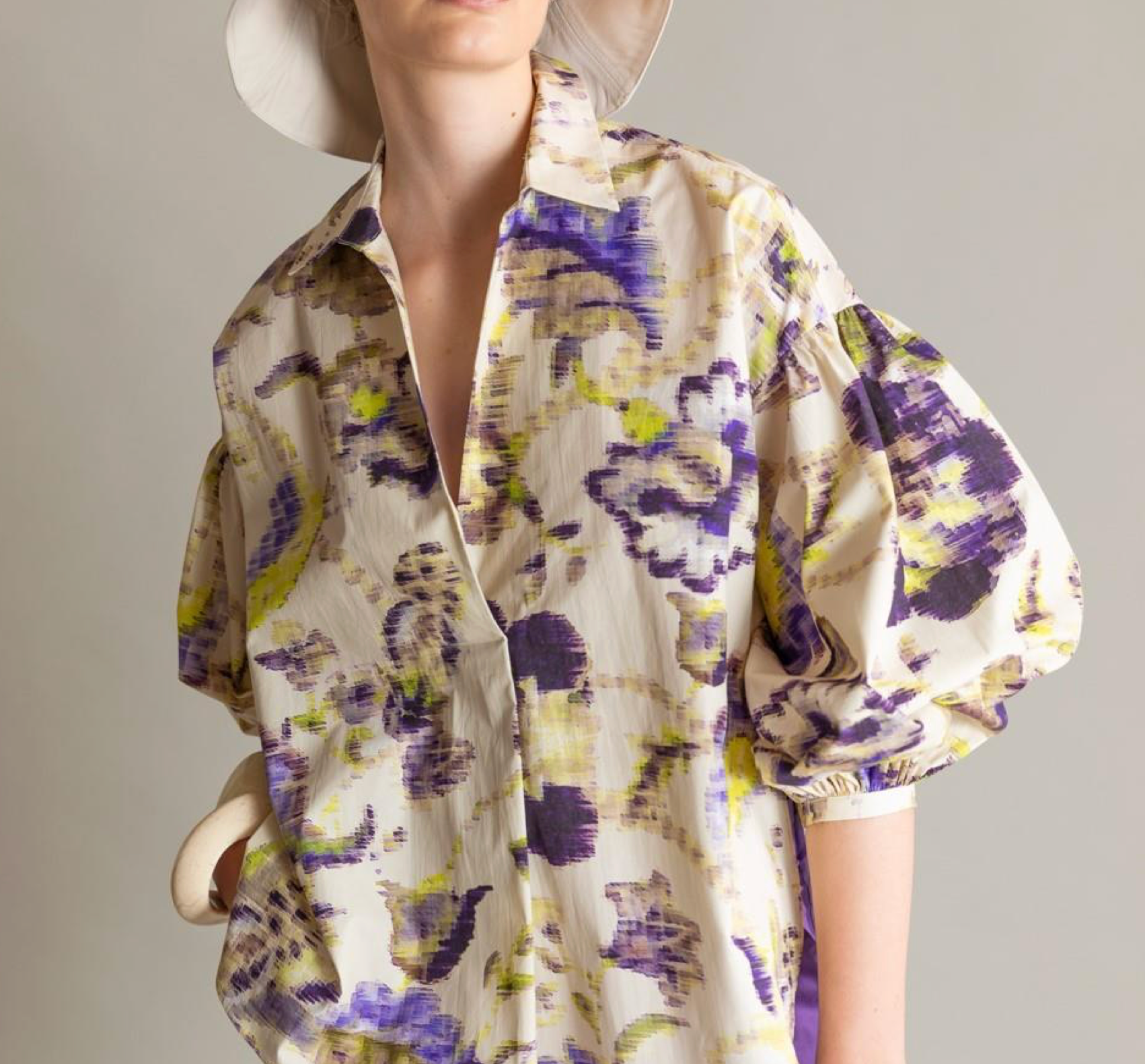 Discover the perfect blend of comfort and style with our 'Psophia' Poplin Floral Print Blouse. This over-sized blouse, designed in Spain, offers effortless elegance and a flattering fit. Make a statement with its bold floral print and stand out in any occasion.