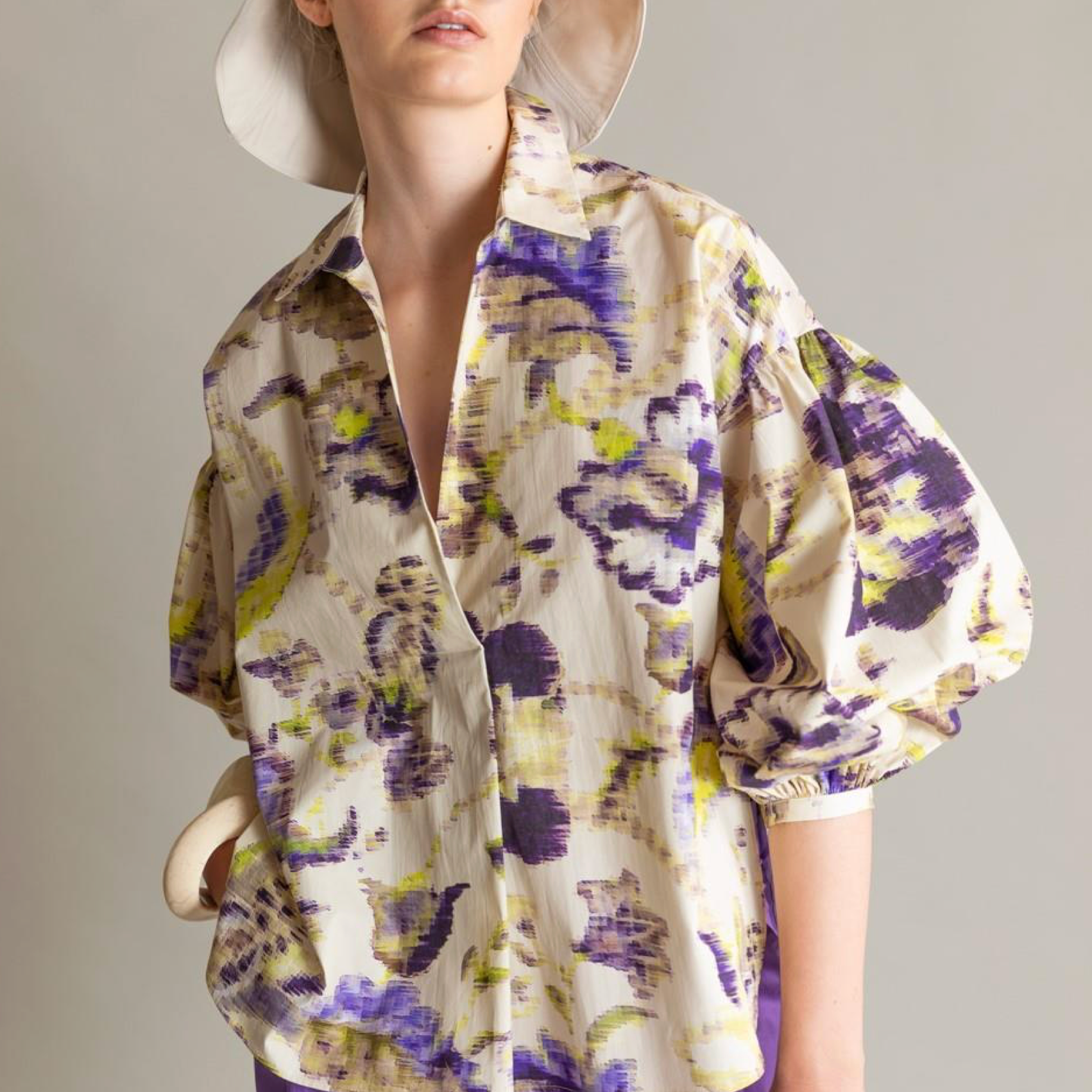 Discover the perfect blend of comfort and style with our 'Psophia' Poplin Floral Print Blouse. This over-sized blouse, designed in Spain, offers effortless elegance and a flattering fit. Make a statement with its bold floral print and stand out in any occasion.