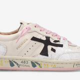 This model boldly enters the Hedgehog world, characterized by the distressed white leather upper, contrasted by the black Premiata logo, pink laces and heel tab. Innovative in construction, easy to wear. The rubber sole with a cassette profile completes a gritty and versatile look
