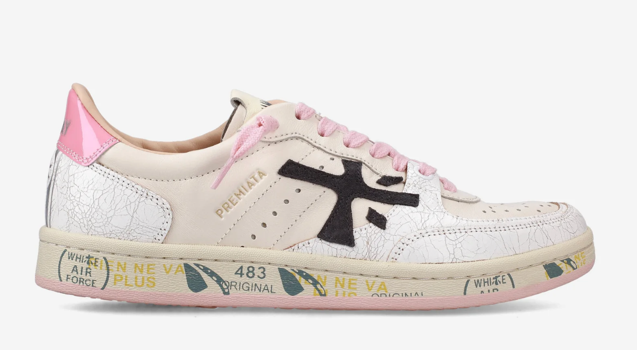 This model boldly enters the Hedgehog world, characterized by the distressed white leather upper, contrasted by the black Premiata logo, pink laces and heel tab. Innovative in construction, easy to wear. The rubber sole with a cassette profile completes a gritty and versatile look