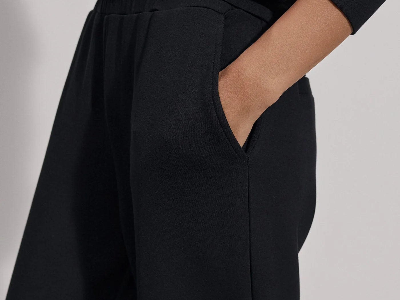 Cut to a versatile relaxed fit with pleats at the cuff to create fullness, this pant features an elasticated waistband with an internal drawcord, sipe pockets, and back welt pockets. 