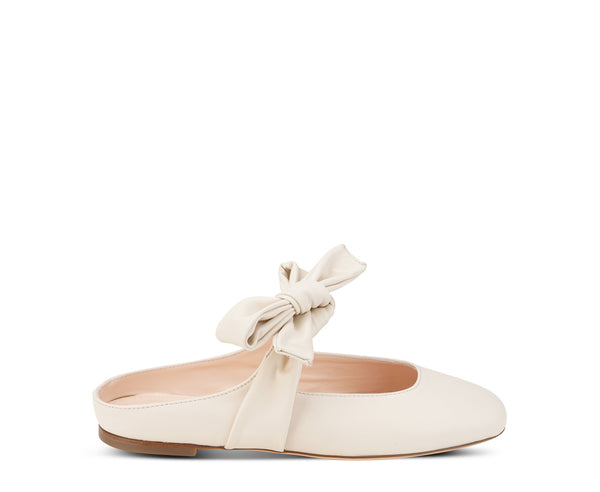 With its simple shape, the CINDY RIBBON mule stands out due to its maxi bow detail, the feminine signature of AGL style. The fit is regular, comfortable, and quick to slip on.